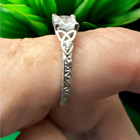 Elegant 925 Sterling Silver Ring with Princess Cut CZ Stone size 6.5 - Picture 4 of 5